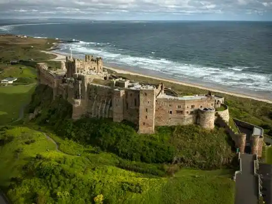 Bamburgh Castle: ikonický hrad nad mořem, který znáte jako seriálový Bebbanburg